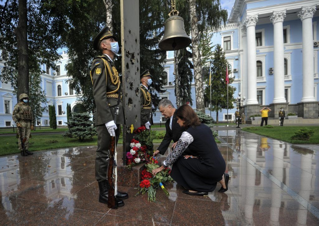 Порошенко почтил память погибших украинских воинов: призываю всех помнить, какой ценой нам досталась Независимость