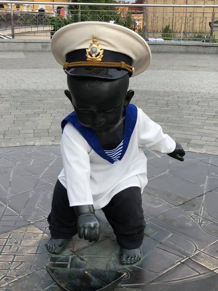 Малыш в форме моряка.