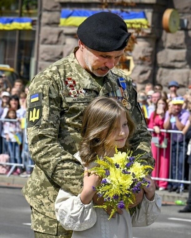 Девочка подарила цветы украинскому воину.