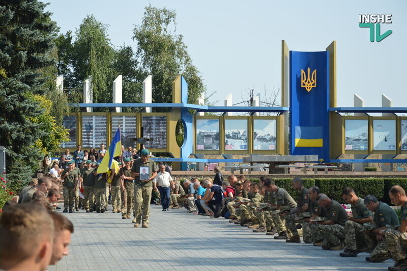 Загиблого проводжали на колінах.