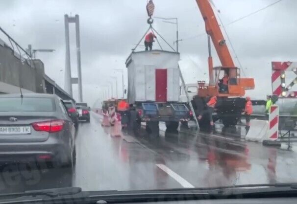 Рабочие приступили к ремонту Южного моста.