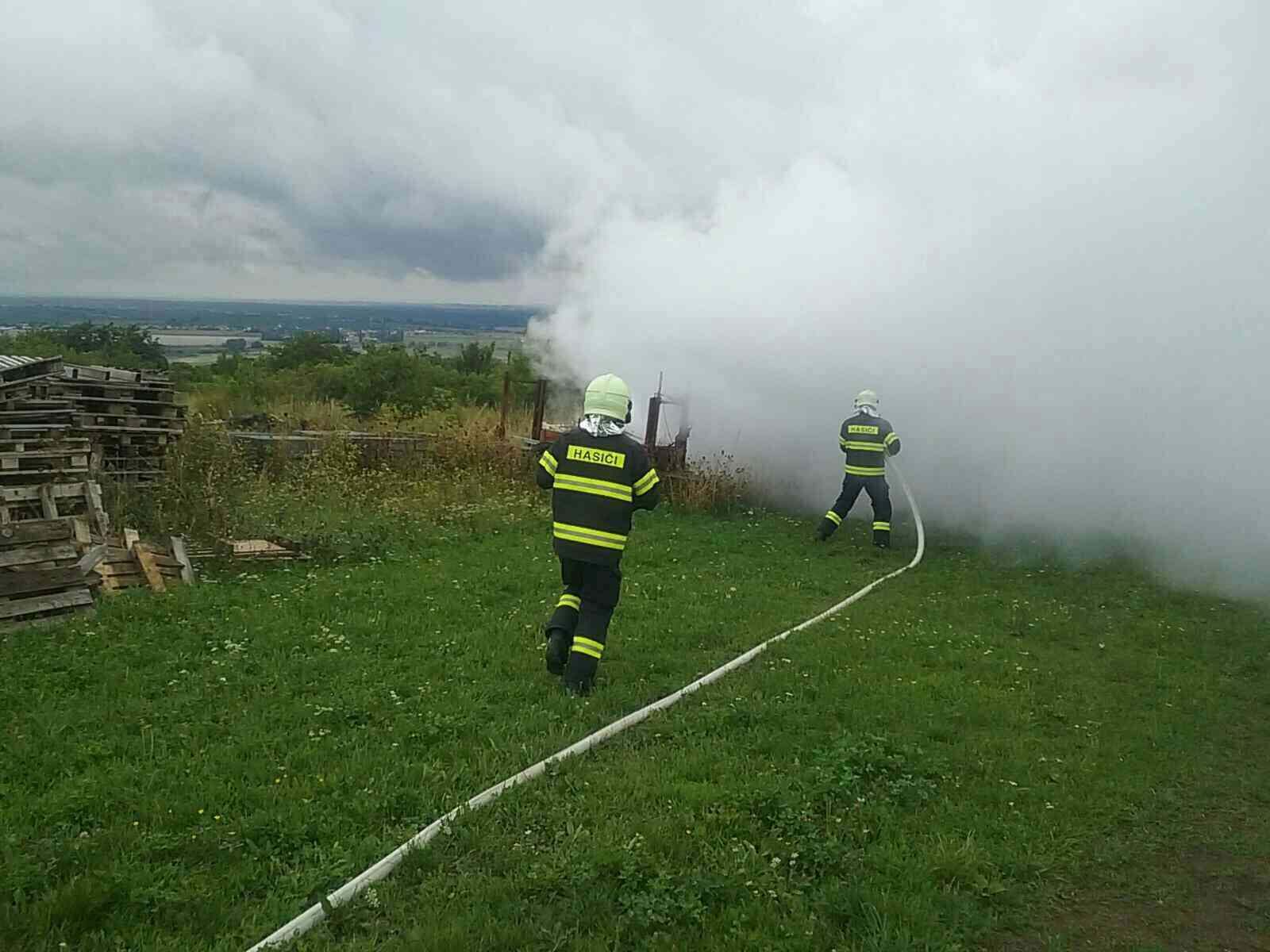 Рятувальники гасять пожежу.