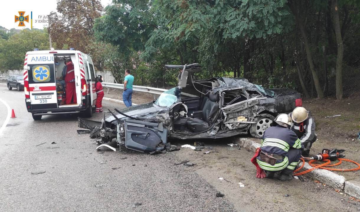 Щоб допомогти постраждалим, рятувальники використовували спецінструмент.