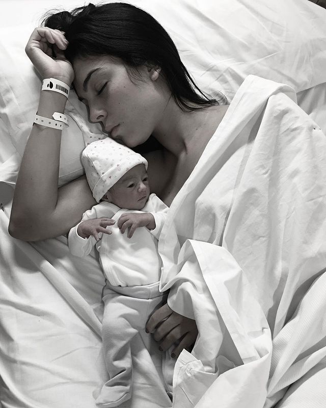 Джорджина с новорожденной Аланой Мартиной.