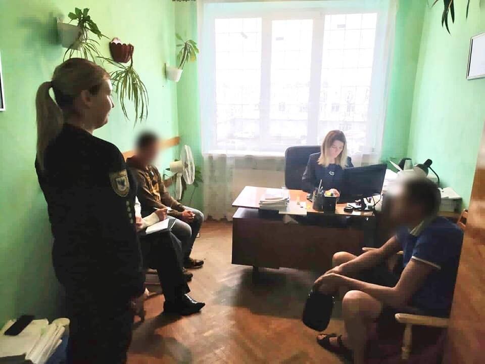 На Прикарпатье несовершеннолетние вандалы разрушили склеп: все снимали на видео