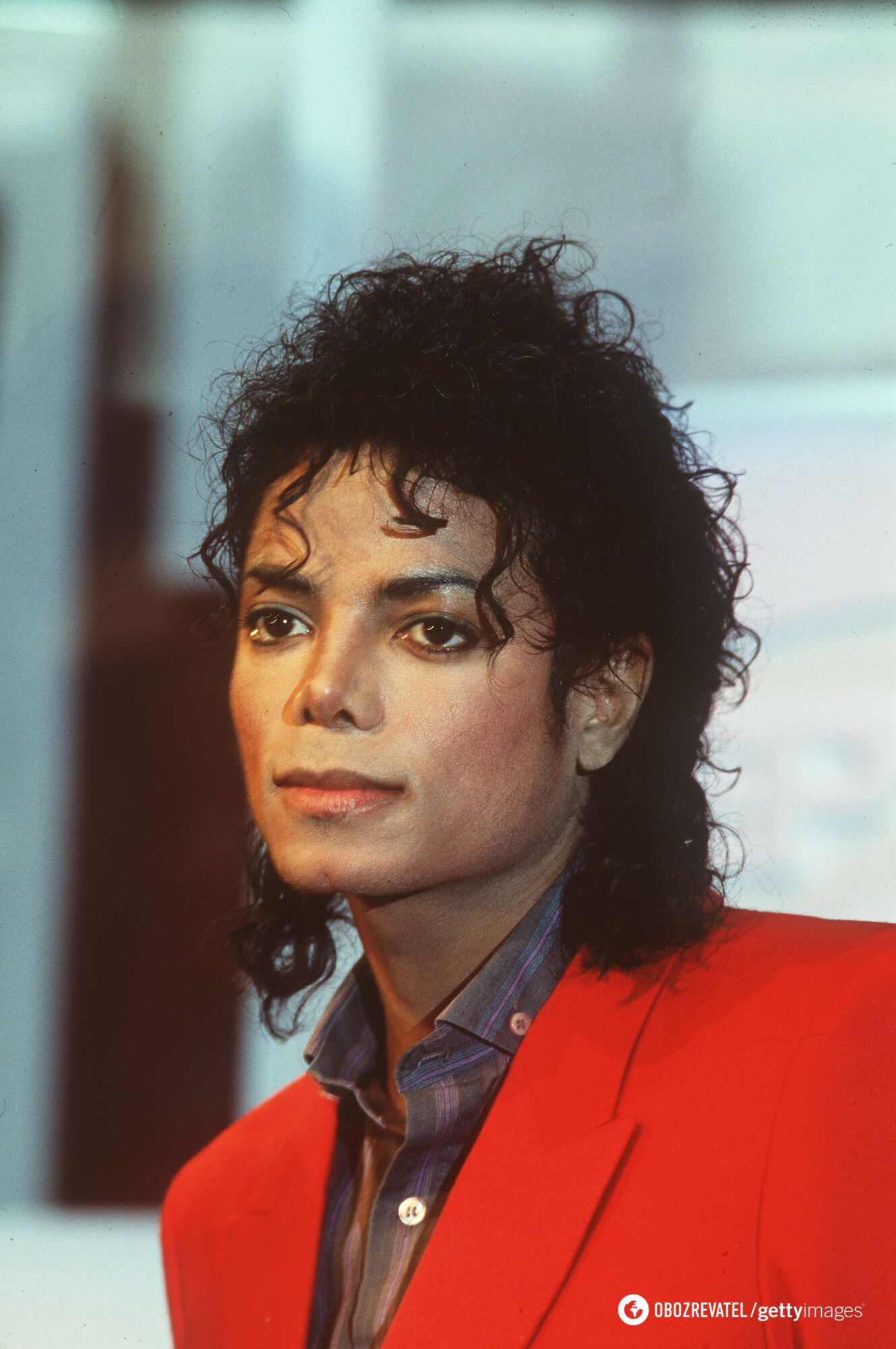 Майкл Джексон изменил контур губ и сделал татуаж бровей.