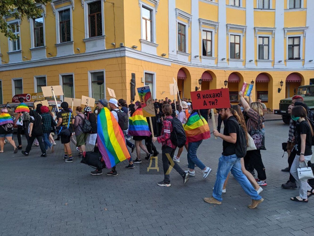 Марш ЛГБТ в Одесі закінчився зіткненнями і затриманнями. Фото та відео