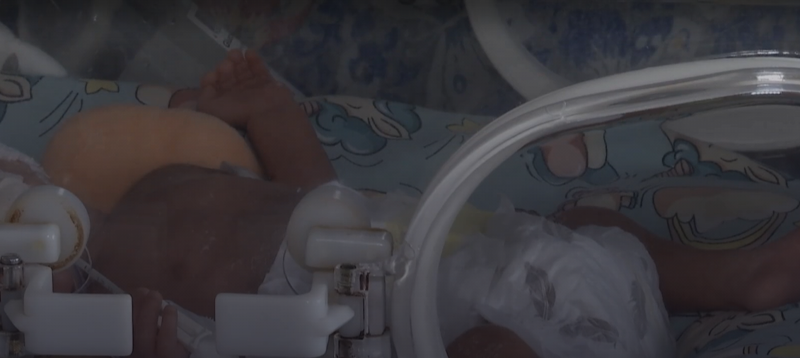 Новорожденного мальчика спасают врачи