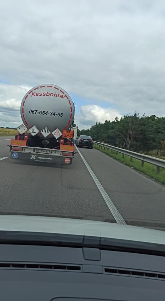 Фот автомобіля, водій якого відкрив вогонь.