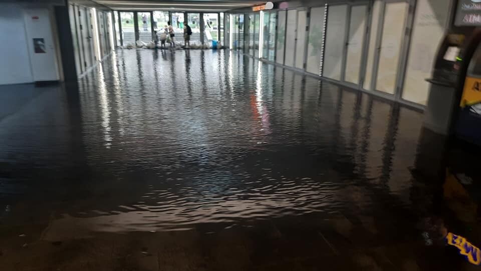 Водой затопило вход на станцию метро "Героев Днепра"