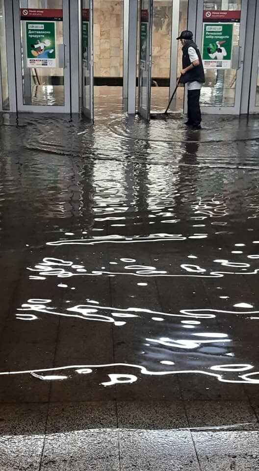 Затопленный вход в метро
