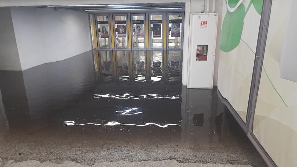 Вода біля входу в метро