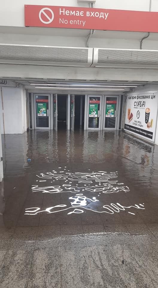 Вода затопила выход с метро