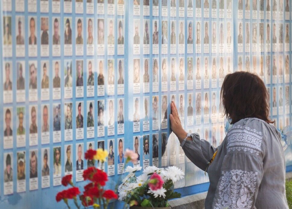 Стена памяти павших за Украину на ул. Трехсвятительской в Киеве