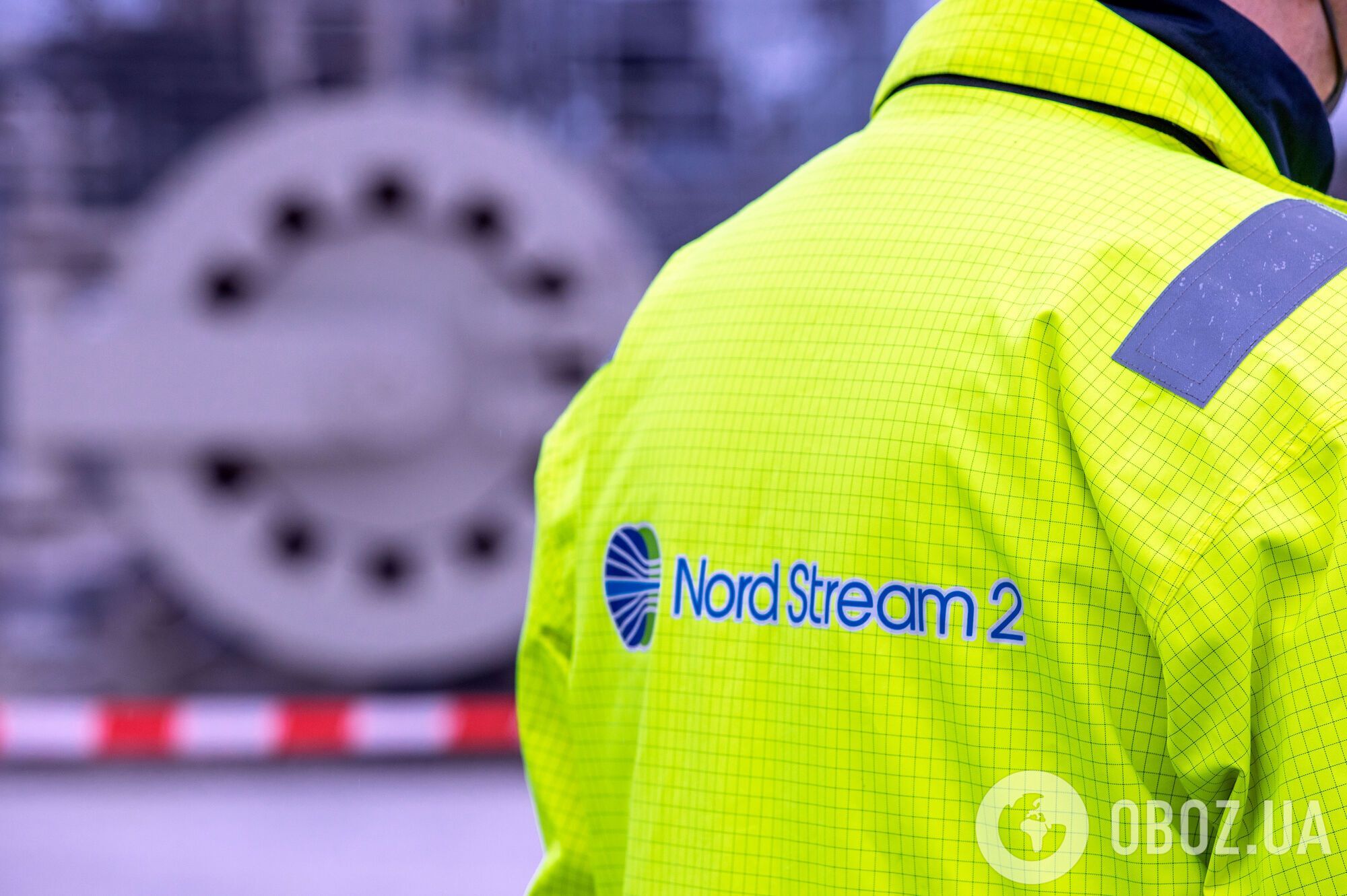 Працівник в куртці компанії Nord Stream 2