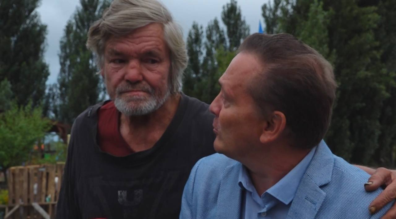 Слева – местный с баррикад, который мешает строительству. Справа – юрист застройщика