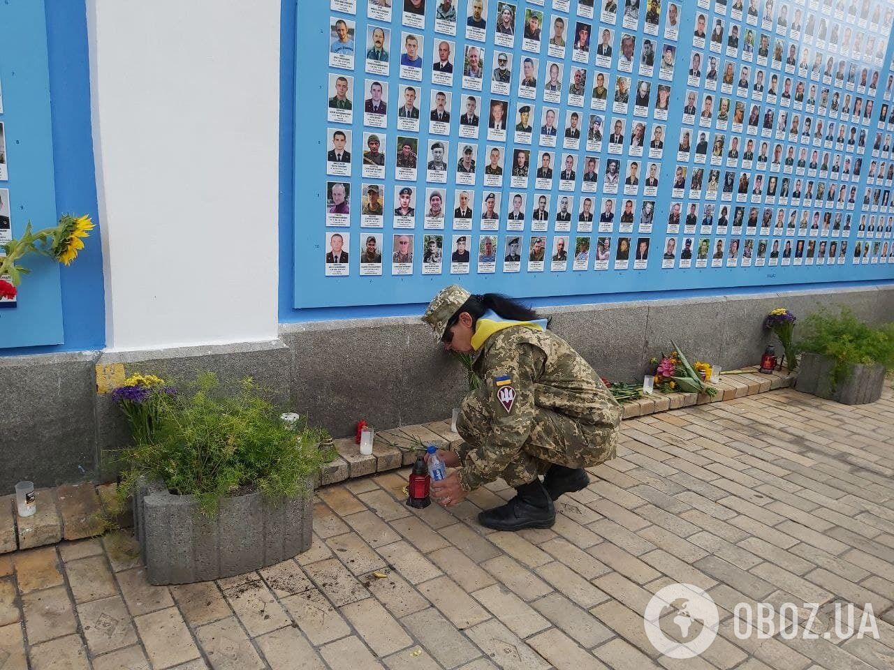 Біля меморіалу запалили лампадки.