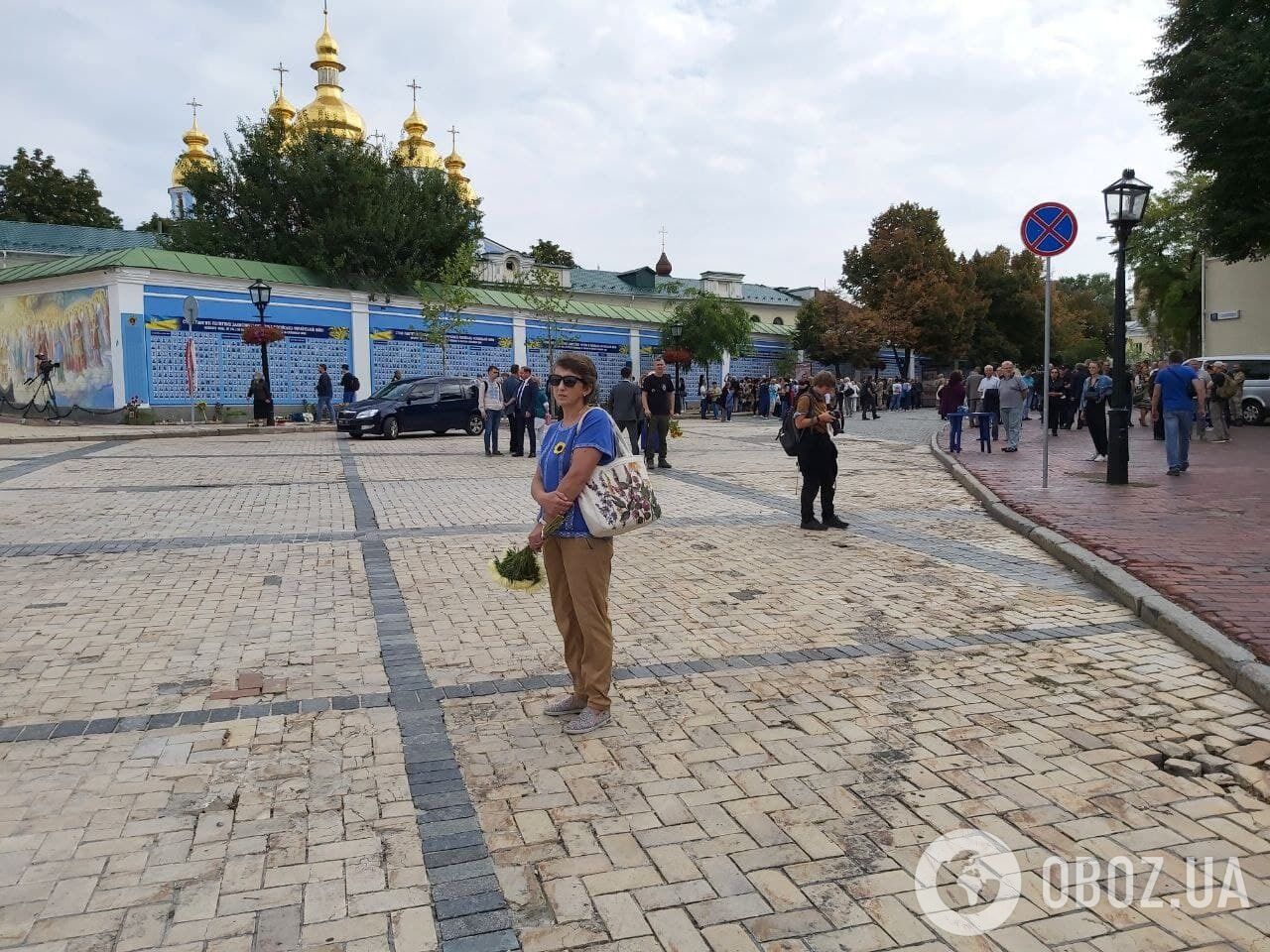 Люди пришли с цветами.