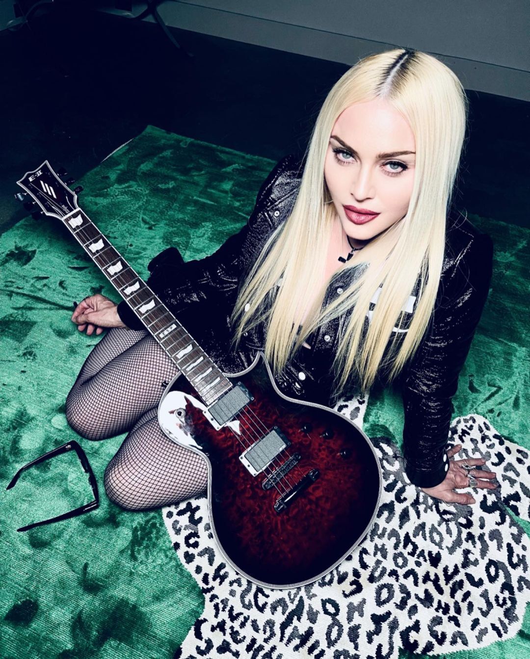 Мадонна з гітарою у стильному образі