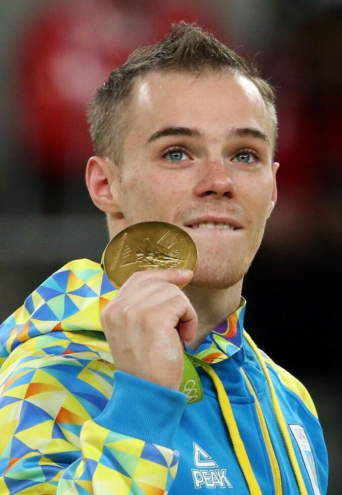 Олег Верняєв із олімпійською медаллю.