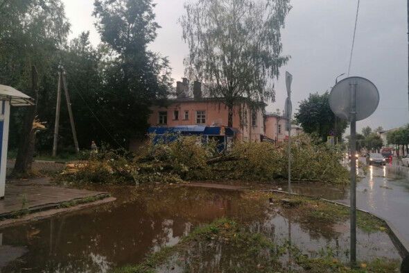 Пятнадцать человек получили травмы из-за урагана в Тверской области.