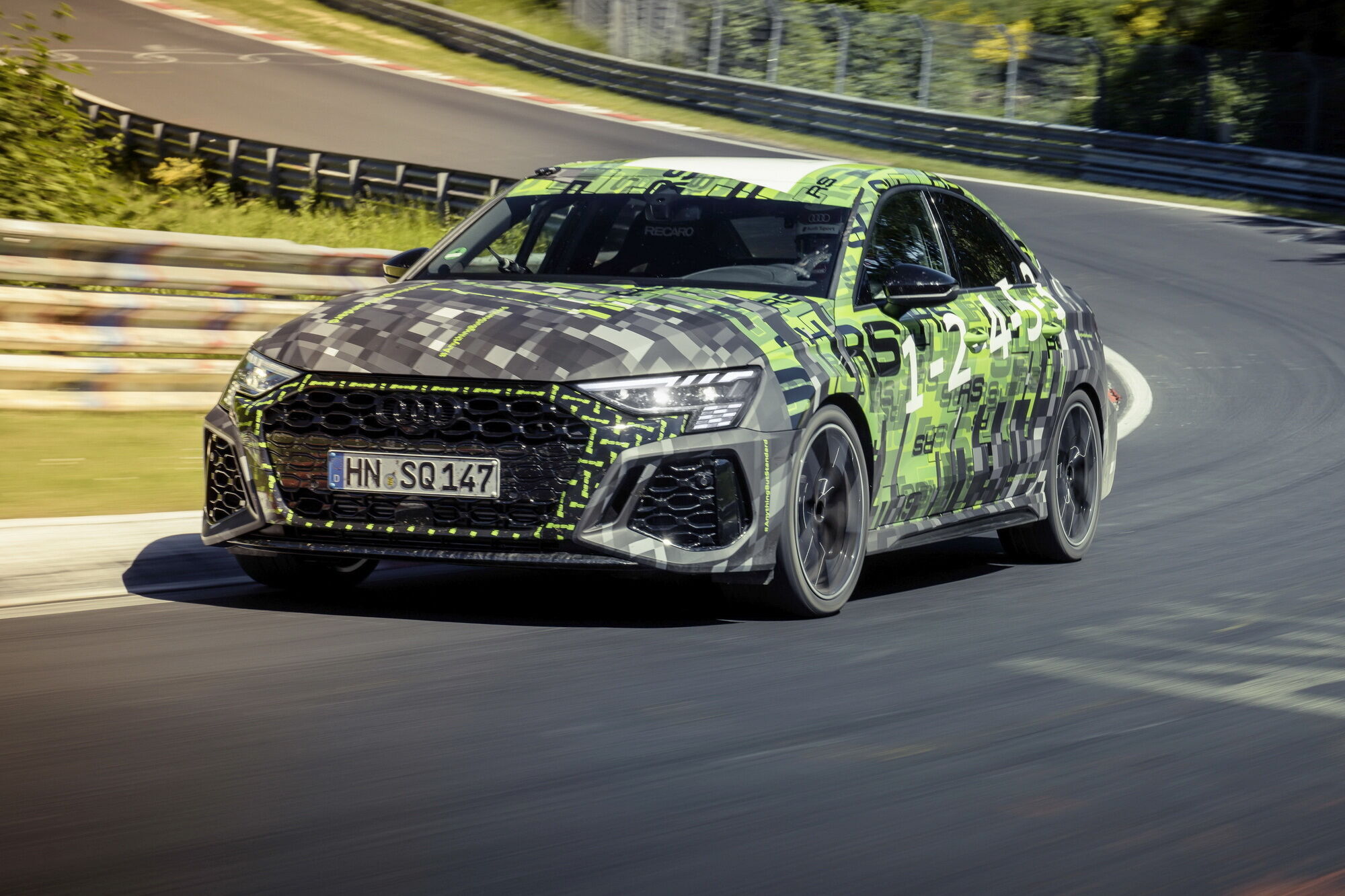 Рекордний Audi RS 3 трохи відрізняється від звичайного серійного седана, але всі зміни обумовлені регламентом проведення заїздів на гоночній трасі