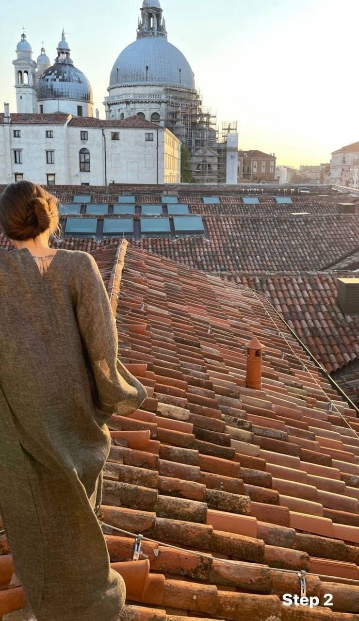 Голлівудська зірка прогулялася по дахах Венеції.