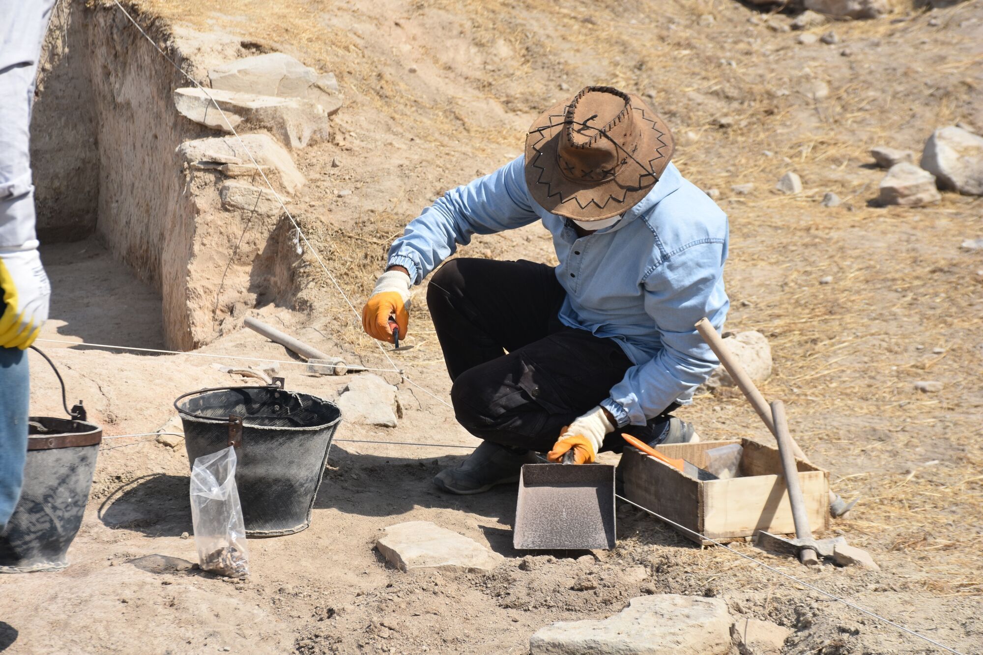 Археологи нашли металлическую иглу, бисер, предмет, похожий на рогатку.