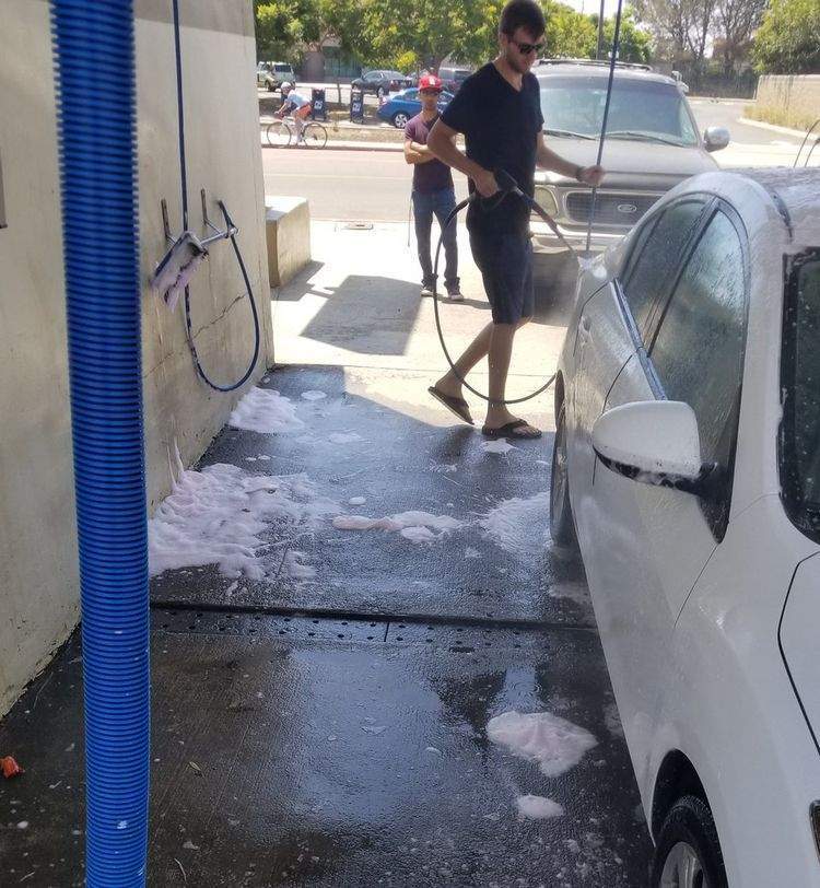 Мужчина хочет быстрее помыть авто.