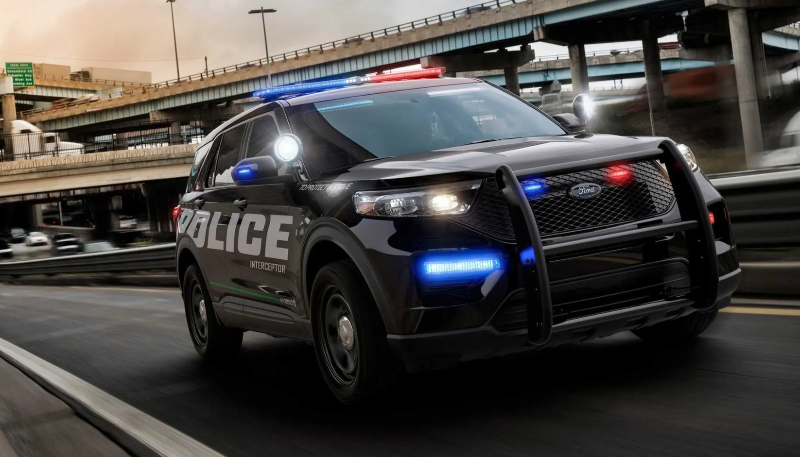 Ford Police Interceptor может устроить погоню и на бездорожье