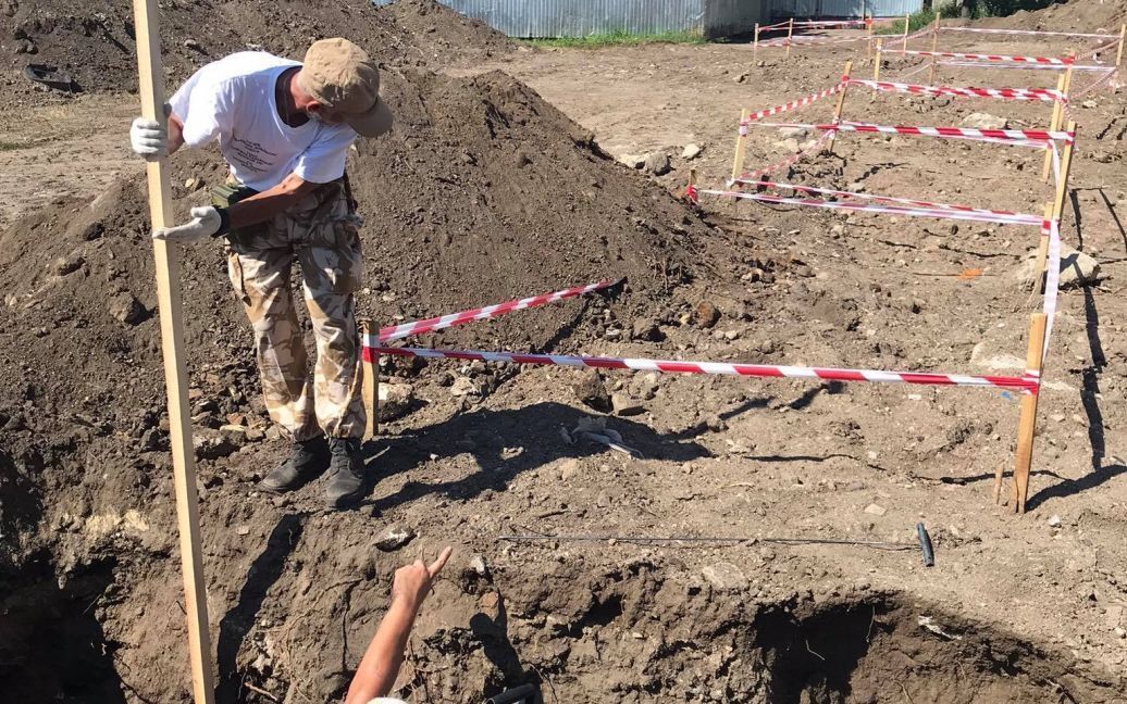 Работы на месте массового человеческого захоронения близ Одессы