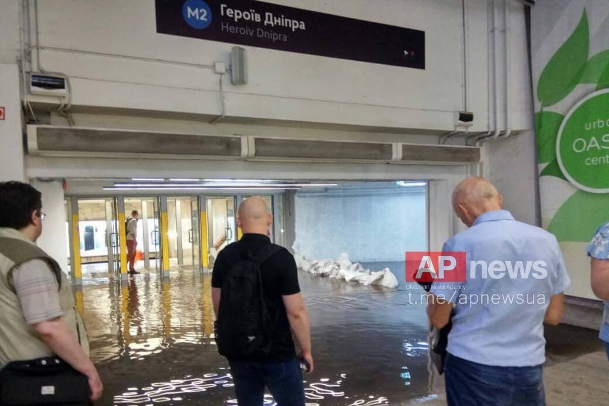 Затопленная станция метро "Героев Днепра"
