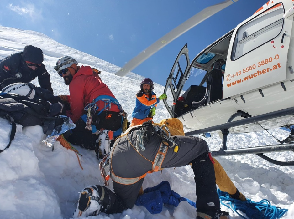 Туристов эвакуировали с горы на вертолете
