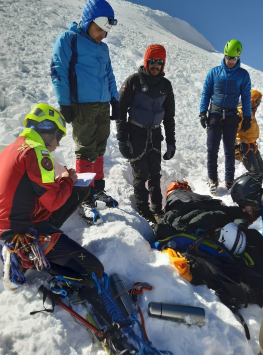 Альпинисты на горе Казбек