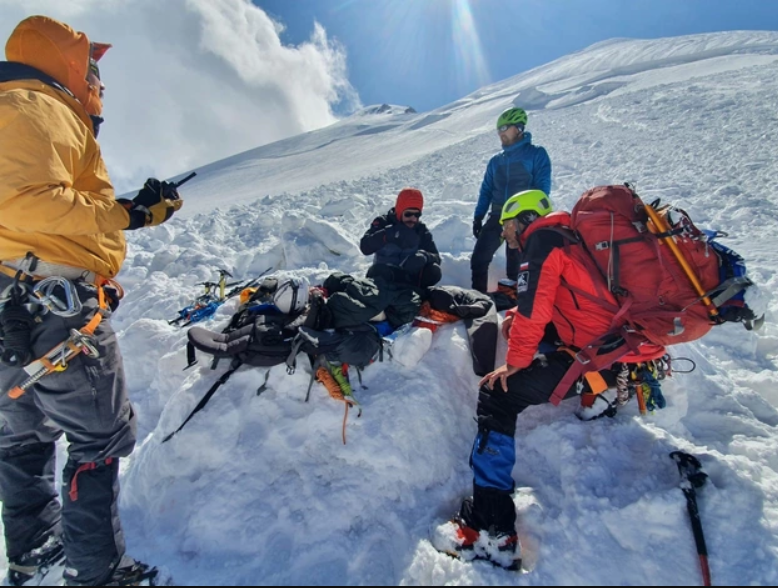 Врятовані альпіністи на горі Казбек