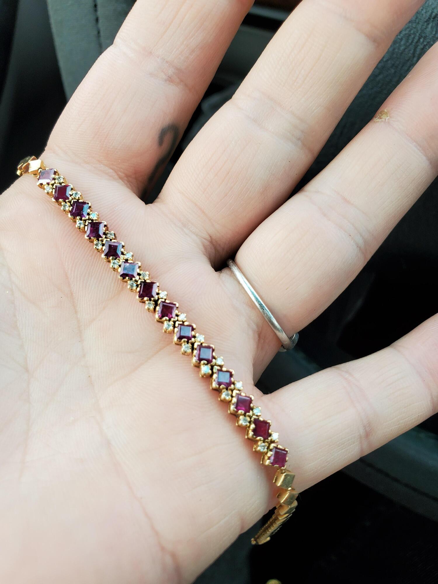 Оригинальный браслет из рубинов и бриллиантов.