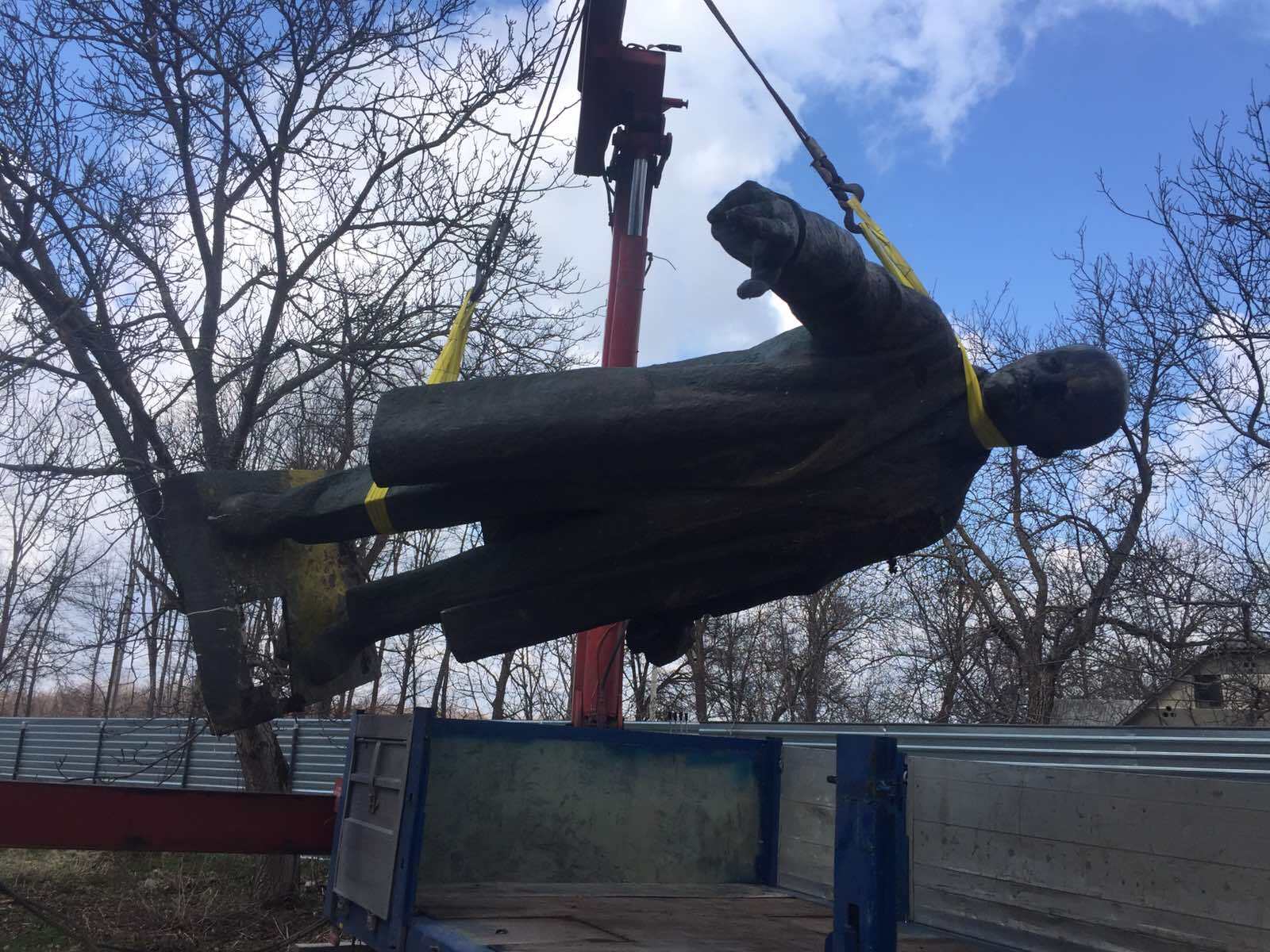 Памятник Ленину весит более двух тонн.