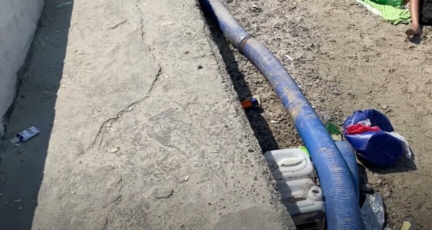 Пластиковые трубы на побережье.