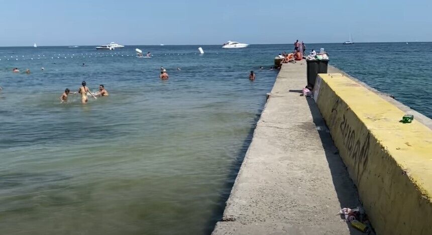 Мусор оказался и в море.