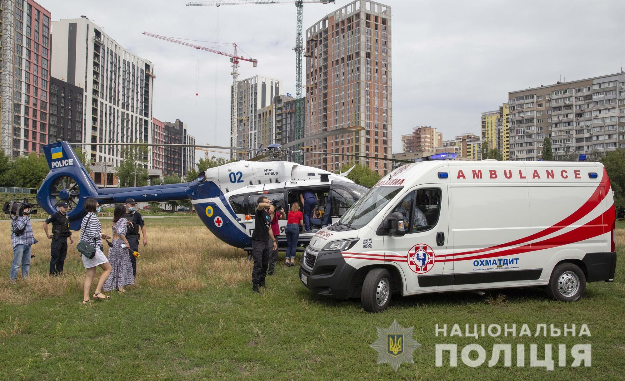 Малыша сопровождали медики