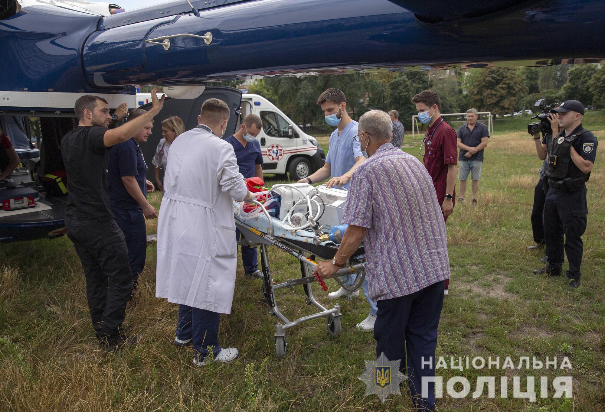 Ребенка перевезли в Киев вертолетом