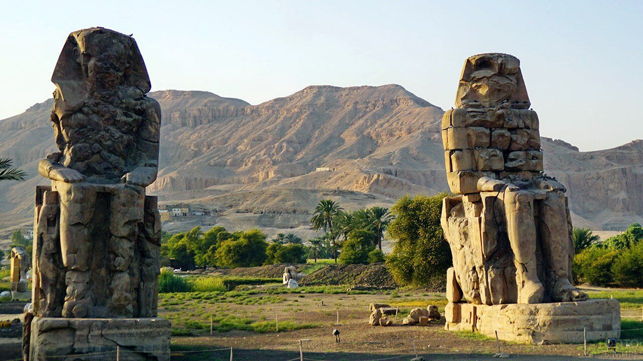 Колоссы Мемнона – это две монументальные каменные фигуры, изображающие Аменхотепа III