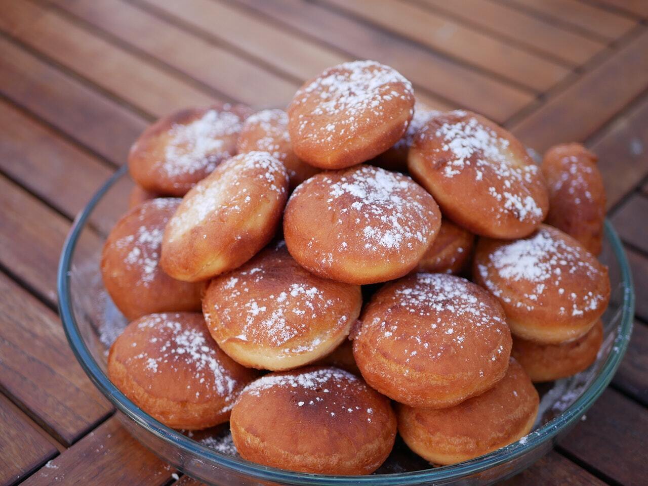 Жирные пончики с сахарной пудрой