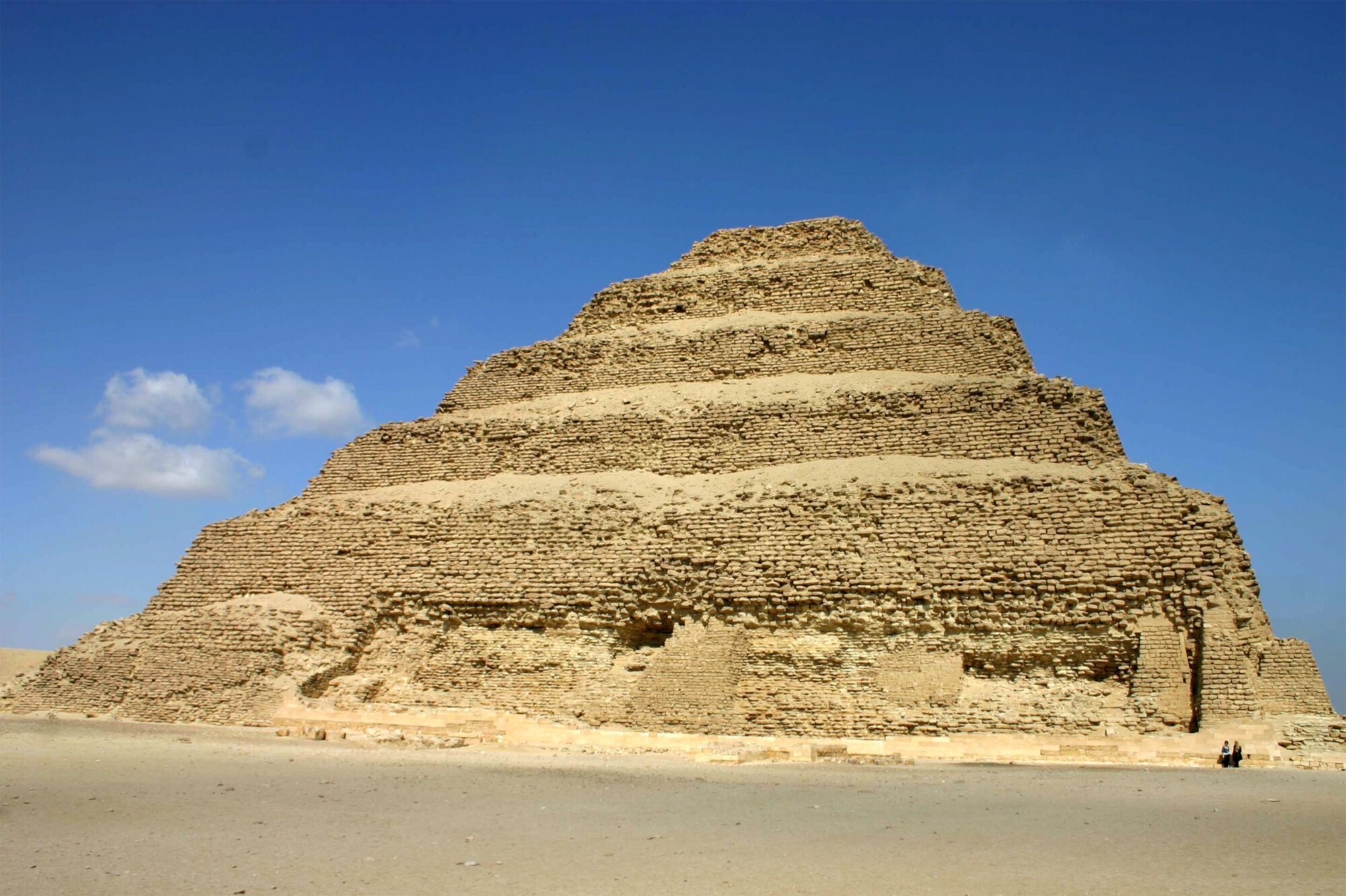 Самой знаменитой и уникальной достопримечательностью Саккары является пирамида Джосера