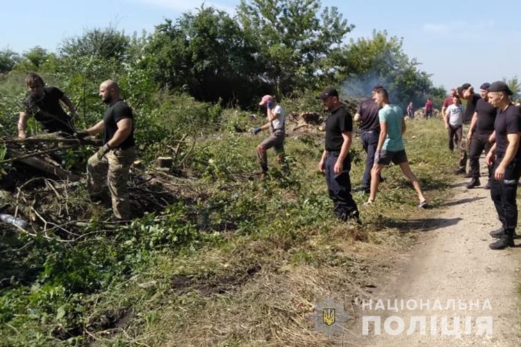 Полиция и добровольцы несколько раз прочесывали свалку