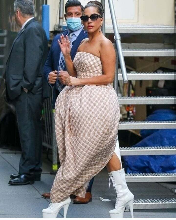 Леди Гага на высоких каблуках
