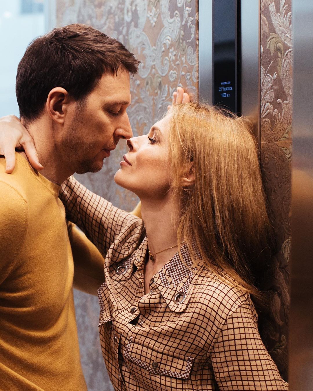 Ольга и Владимир позируют в лифте отеля.
