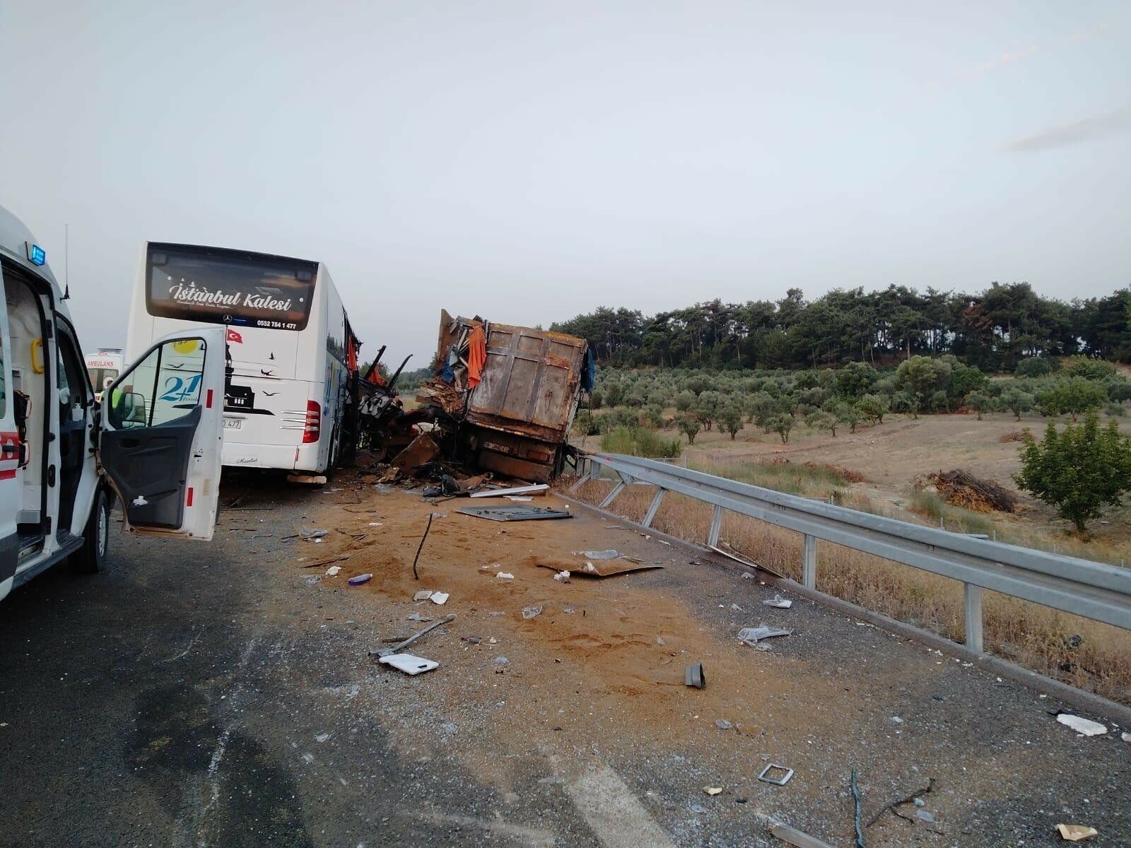 У Туреччині зіткнулися автобус і вантажівка.