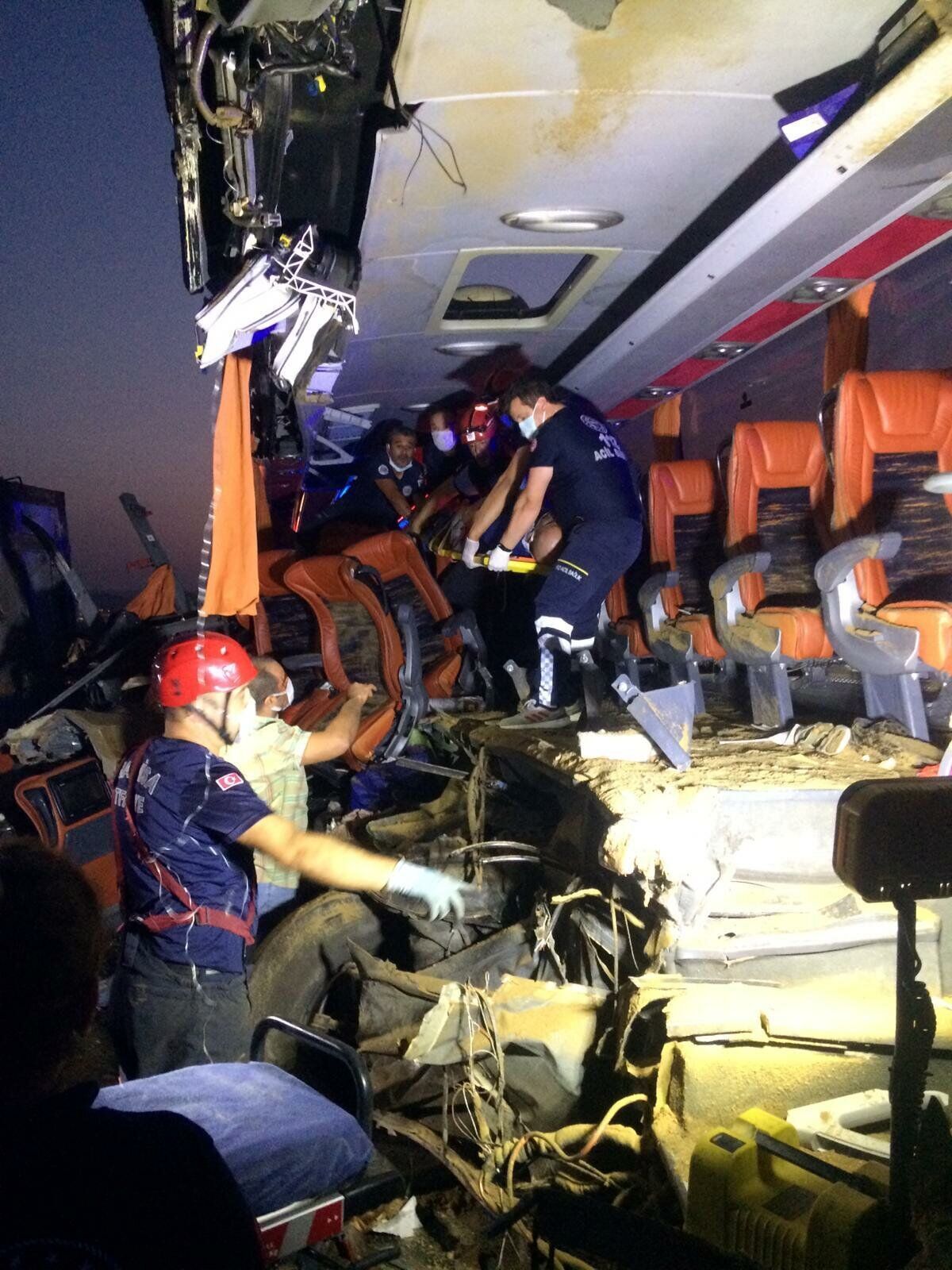 Спасатели доставали тела из автобуса.