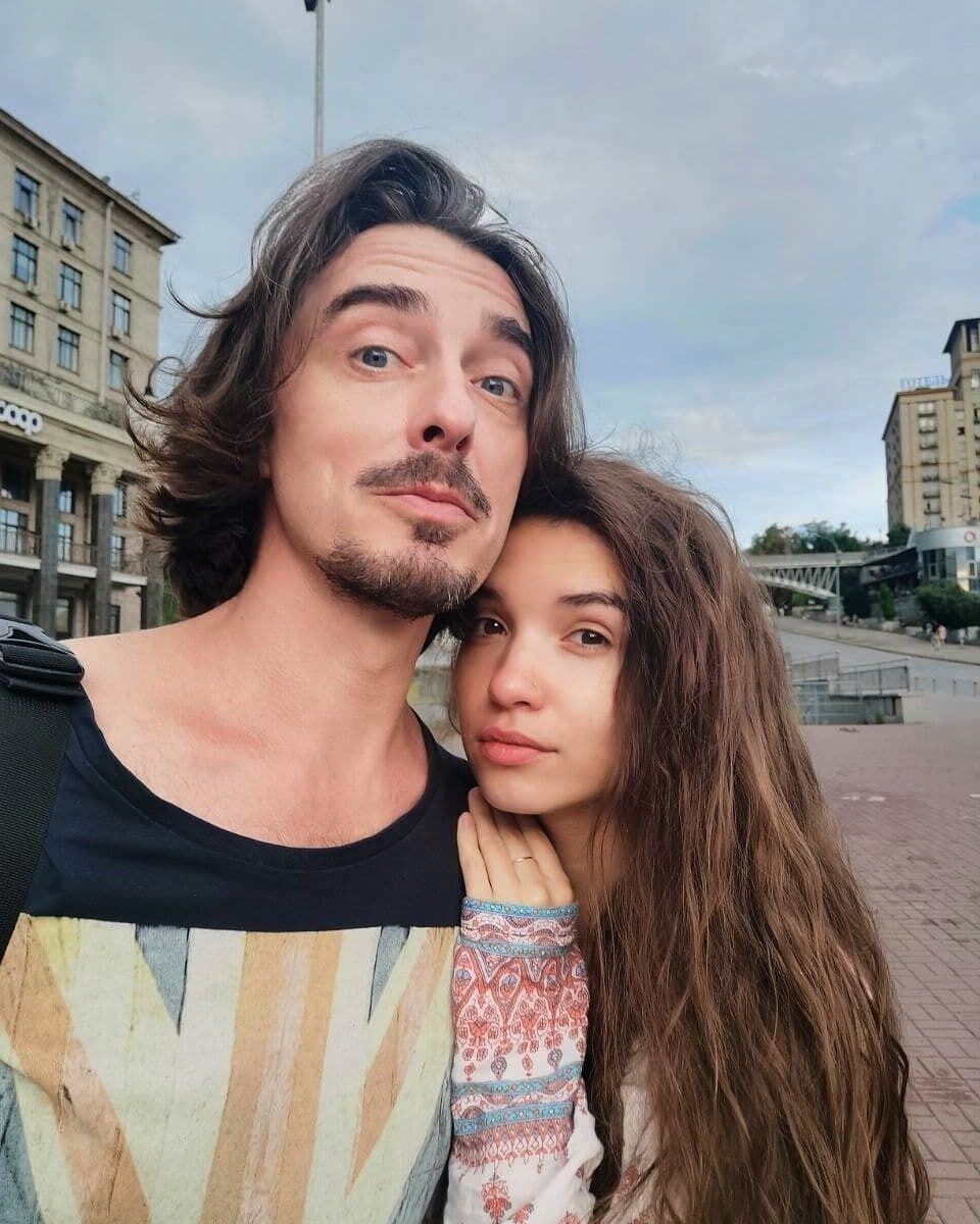 "Ми поїхали, щоб повернутися, але коли це буде, невідомо. Тому навіть думок про домівку не допускаю", – зізнається Денис.